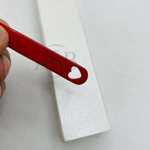 Pinces à cils courbées en or rouge avec cœur personnalisable en acier inoxydable Impression de logo personnalisée Étanche Service OEM - Product Image 3