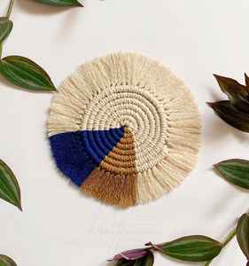 Posavasos multicolor con forma de corazón de macramé hecho a mano suave y duradero para bebidas artículo decorativo para el hogar - Product Image 3