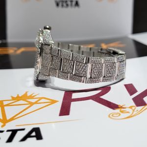 Montre de luxe à quartz ronde avec diamants, chiffres romains audacieux, bracelet en acier inoxydable entièrement pavé, résistance à l'eau 10 bars, bracelet entièrement serti - Product Image 3