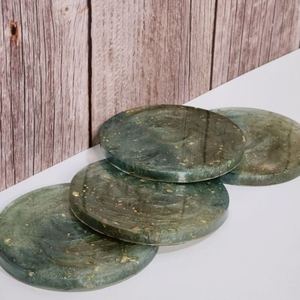 Ensemble de 4 sous-verres en résine au design unique fait à la main pour la décoration de table de restaurant et d'hôtel plats - Product Image 1