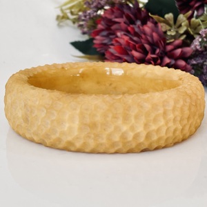 Bracelet gravé à la main en forme de nid d'abeille, bracelet jonc en ambre baltique naturel ; bracelet manchette à texture nid d'abeille - Product Image 1
