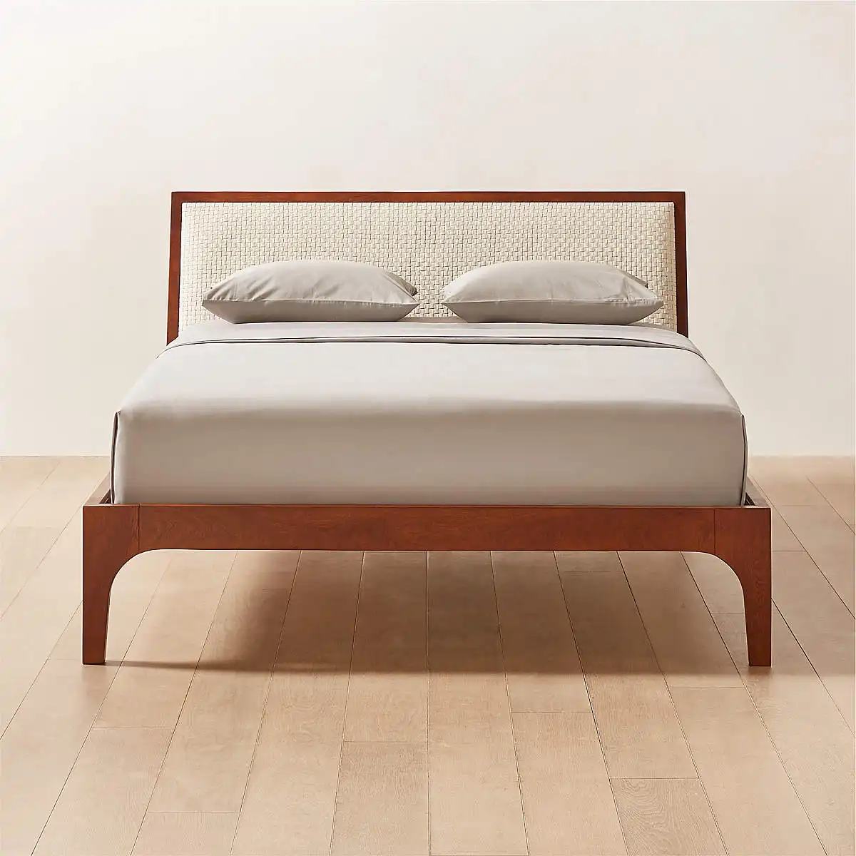 Rigen queen bed terbuat dari kayu jati padat dan headboard kulit tenun putih gading dengan polesan coklat minyak.