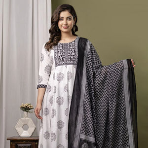 Robe en rayonne de qualité supérieure du fabricant indien avec broderie de séquence d'impression de table Dupatta travail de style ethnique pour l'été - Product Image 1