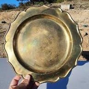 Assiettes de charge en laiton les plus vendues pour les décorations de dîner pour la décoration de fête de mariage en laiton - Product Image 1