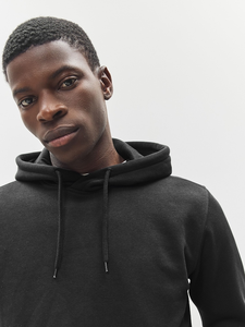 Sweat à capuche noir Everyday Winter Wear avec manches élégantes et coupe décontractée avec logo sur le devant - Product Image 3