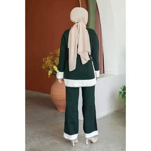 Ensemble de tricots 2 pièces émeraude avec motif de bouton sur le devant Ensemble de deux pièces en tissu décoré - Product Image 1