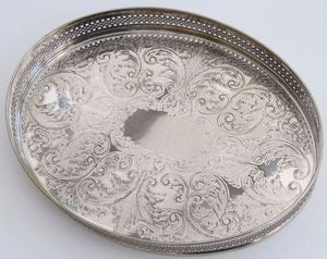 Plateaux métalliques attrayants conçus avec un attrait antique pour le service de buffet de tables à manger et les intérieurs de maison - Product Image 4