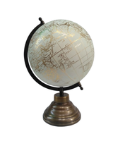 Globo terráqueo metálico de diseño intrincado que muestra texto alentador ideal para fines de decoración elegante del hogar y la Oficina