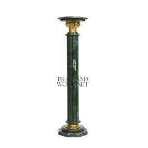 Socle en marbre vert foncé de luxe avec capitale en laiton corinthien - Product Image 1