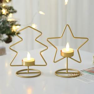 Candelabro de Metal Dorado para Hogares Modernos que Ofrece un Contraste Sofisticado y un Hermoso Brillo de Luz de Vela por la Noche - Product Image 1