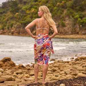 Sarong en coton artisanal, motif de fleurs tropicales au coucher du soleil, écharpe de plage légère, cadeau pour elle ou lui - Product Image 3