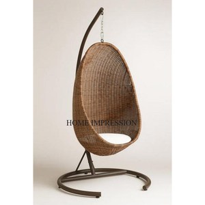 Balançoires durables en métal et rotin de haute qualité avec des détails complexes pour des sièges extérieurs et intérieurs avec une touche d'élégance - Product Image 1