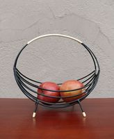 Panier à fruits en métal au design moderne pour ranger les pommes, les oranges, les bananes dans un espace de cuisine organisé