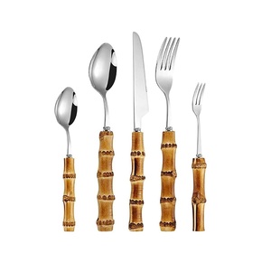 ชุดช้อนส้อมสแตนเลสสตีลลายโบราณพร้อมด้ามจับไม้ไผ่ สำหรับใช้บนโต๊ะอาหาร - Product Image 1