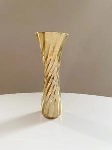 Vase à fleurs de table en métal Aluminium couleur or décoration de mariage avec personnalisation disponible - Product Image 5