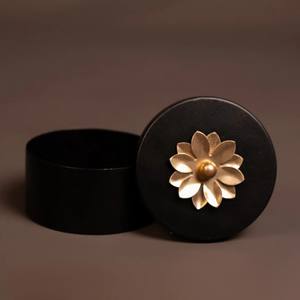 Caja de Almacenamiento Decorativa Redonda Blanca y Negra con Tapa Floral Dorada, Contenedor de Lujo para Baratijas y Regalos para Decoración del Hogar - Product Image 4