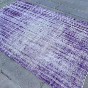 Alfombra Turca de 5.6x8.8 pies, Alfombra Vintage, Alfombra a Rayas Morada y Gris - Product Image 2