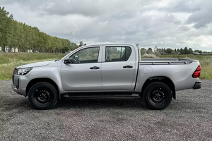 PREMIER PROPRIÉTAIRE 2022 TOYOTA HILUX SR5 DOUBLE CABINE 2.8 4X4 PICKUP DIESEL TURBO D'OCCASION EN BON ÉTAT - Product Image 2