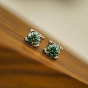 ต่างหูเงิน 925 ประดับเพชรโมอิสซาไนต์สีเขียว 2 กะรัต - Product Image 1