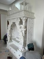 Temple hindou en marbre blanc pur, sculpté à la main, de forme Taj Mahal moderne, conçu sur mesure pour la salle de prière domestique, espace de Puja intérieur durable et idéal.