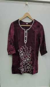 Débardeur géométrique Kurta droit en coton viscose brodé décontracté pour femmes avec décoration de bouton pour les saisons de printemps et d'automne - Product Image 4