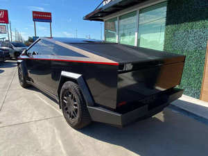 Cybertruck 2024 en perfecto estado - Product Image 3