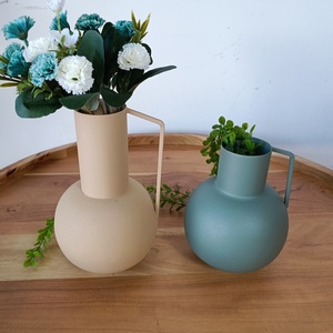 Vase à fleurs en métal antique pour la maison et les hôtels Vase à urne décoratif avec double poignées latérales Pot de fleur antique doré - Product Image 2