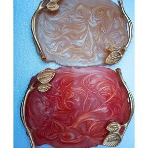 Bandeja de servicio de resina epoxi de diseñador de alta calidad con mango de metal dorado para uso doméstico y hotelero Precio razonable - Product Image 1