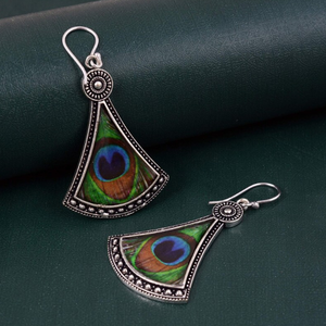 Boucles d'oreilles pendantes bohèmes en laiton plaqué argent avec incrustation de plumes de paon naturelles, style vintage, pour femmes, vente en gros, OEM et ODM - Product Image 4