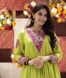 Elegante conjunto de cordón Kurta de algodón para mujer en un solo hermoso color verde claro o rosado con trabajo de bordado para ropa de Festival - Product Image 3