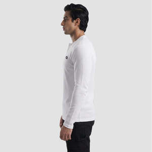 T-shirt Cloud Warm en blanc, tissu 100% coton respirant avec décoration boutonnée - Product Image 3