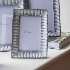 Marco de fotos de aluminio hecho a mano de alta calidad con acabado plateado Impresión en relieve ecológica Diseño atractivo Borde de metal - Product Image 6