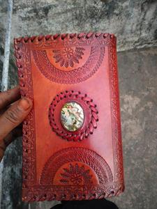 Fabriqués sur mesure dans différents modèles, revues en cuir avec des pierres utilisant des motifs complexes fabriqués à l'aide de papiers faits à la main en coton - Product Image 5