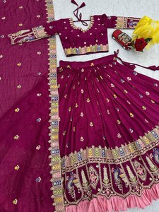 Lehenga de créateur élégant en soie pure, prêt à porter, avec broderie en deux couleurs, travail de sequins et de fils, et écharpe assortie. - Product Image 2