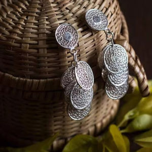 Tarakasi Pendientes de tuerca de filigrana de plata Moda india de alta calidad con brillo brillante Fascinante Suministro de alta calidad - Product Image 1