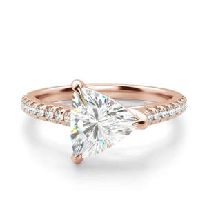 Anillo de compromiso de moissanita de 2.50 ct en oro amarillo con corte trillón, engaste de catedral de lujo y pavé para mujer - Product Image 4