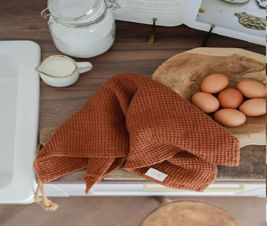 Serviette de cuisine en tissu gaufré terre cuite riche. Ajoute une touche chaleureuse et rustique au décor. Disponible à prix de gros. - Product Image 1