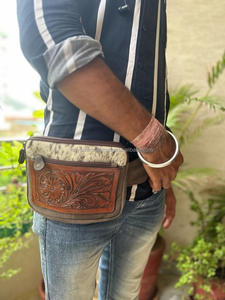 Nuevo estilo occidental Hair On Hide Tooled Fur Leather Unisex Chest Utility Bags Bolso de mensajero de cuero de piel Premium de alta calidad - Product Image 3