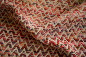 Tapis de coton en laine chevron multicolore fait à la main texturé doux pour une décoration bohème vibrante - Product Image 3