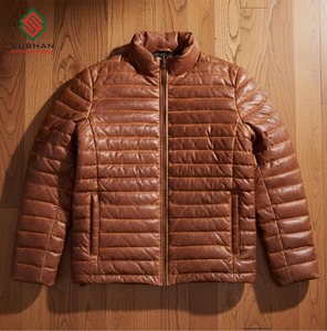 เสื้อแจ็คเก็ตบอมเบอร์ลำลองสำหรับผู้ชายสำหรับฤดูหนาว พร้อมซิปปิด ลายเรียบ บริการ OEM หนังเคลือบขัดเงาแบบวินเทจ - Product Image 4