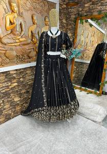 ชุดปาร์ตี้ดีไซน์เนอร์ lengha choli และ duppata กับงานเย็บปักถักร้อยที่หนักหน่วง - Product Image 3