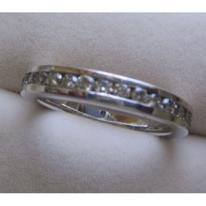 Anillo de Eternidad para Hombre, Joyería Fina con Diseño Geométrico y Diamante Corte Esmeralda, Metal Platino para Boda - Product Image 1