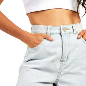 Gran oferta 2025, pantalones cortos de mezclilla a la moda para mujer, pantalones cortos de mezclilla de longitud corta regulares para mujer con 2 bolsillos laterales personalizados, servicio OEM - Product Image 3