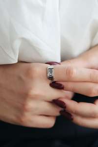 Bague empilable personnalisée en argent sterling gravée, conçue pour un usage quotidien, un cadeau significatif pour un mariage, style minimaliste - Product Image 4