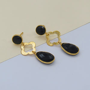 Boucles d'oreilles pendantes en pierre précieuse d'onyx noir géométrique faites à la main |   Charme trèfle en laiton plaqué or 18 carats sans nickel |   Mariage bohème - Product Image 4