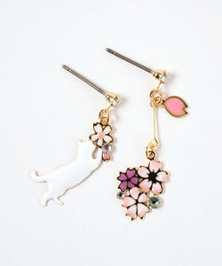 日本の桜のスタッドピアス、キュートな猫のデザイン、亜鉛合金、ロジウムメッキ、高級ギフトジュエリー、日本製 - Product Image 4