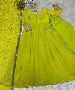 Elegante Top de seda para uso diario, conjunto Palazzo Dupatta con lujoso trabajo de diamantes y elegante vestido Kanchipuram con detalles de volantes - Product Image 6