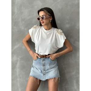 Camiseta de encaje en el hombro color crema para mujer Topshow al por mayor - Product Image 2