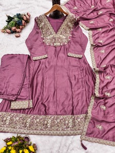 Robe Anarkali de qualité supérieure en soie premium lourde avec broderie lourde, travail de codage de séquence, robe Anarkali en soie pour la vente à l'exportation - Product Image 5