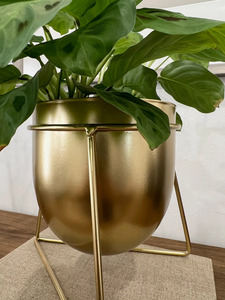 Pots de fleurs en fer de style antique avec support pour décoration de ferme ou de jardin rustique disponibles au prix de gros - Product Image 3